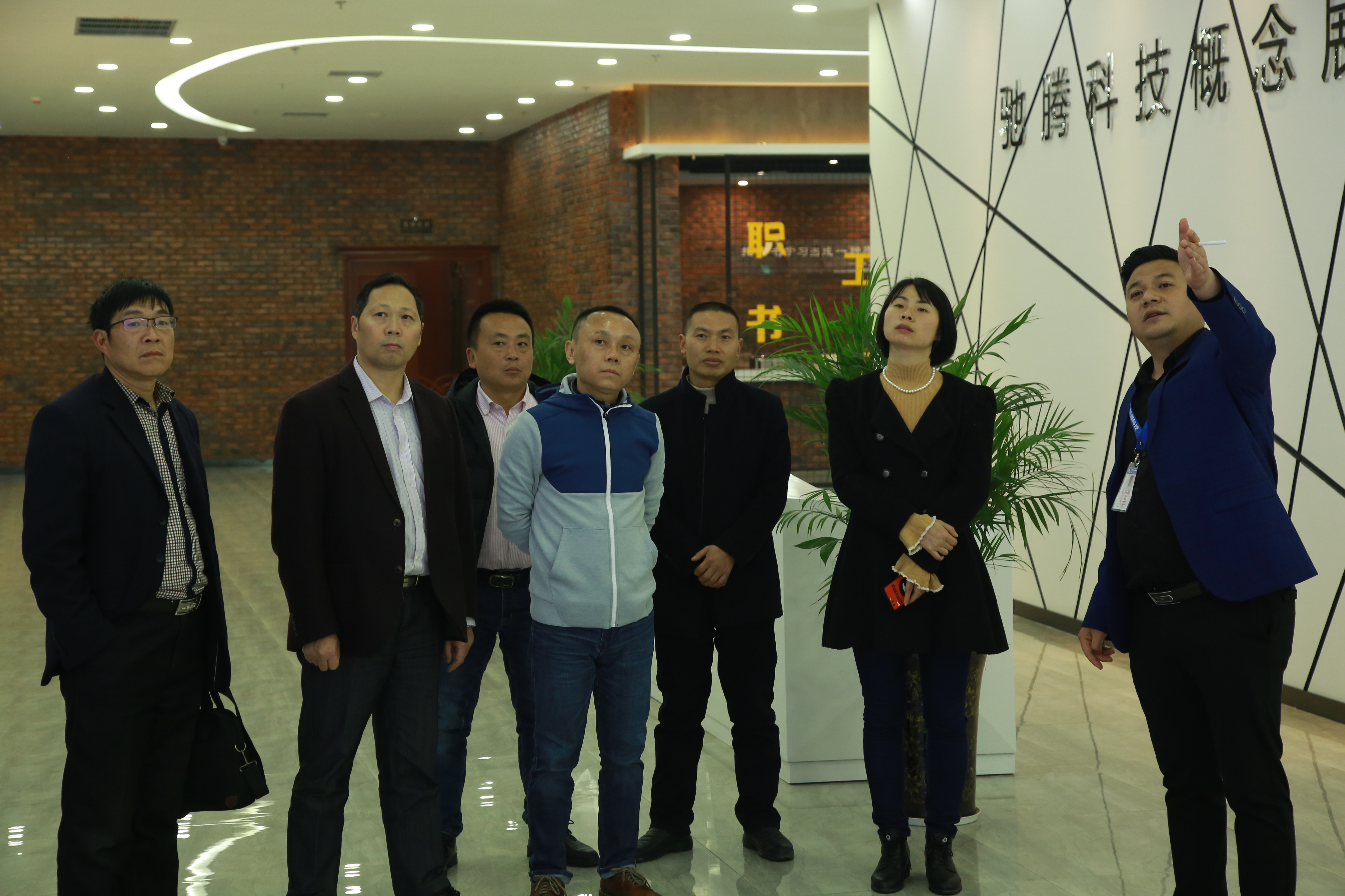 王震宇在徐波和高新区企业服务局副局长王健和社会事业管理局袁开琼