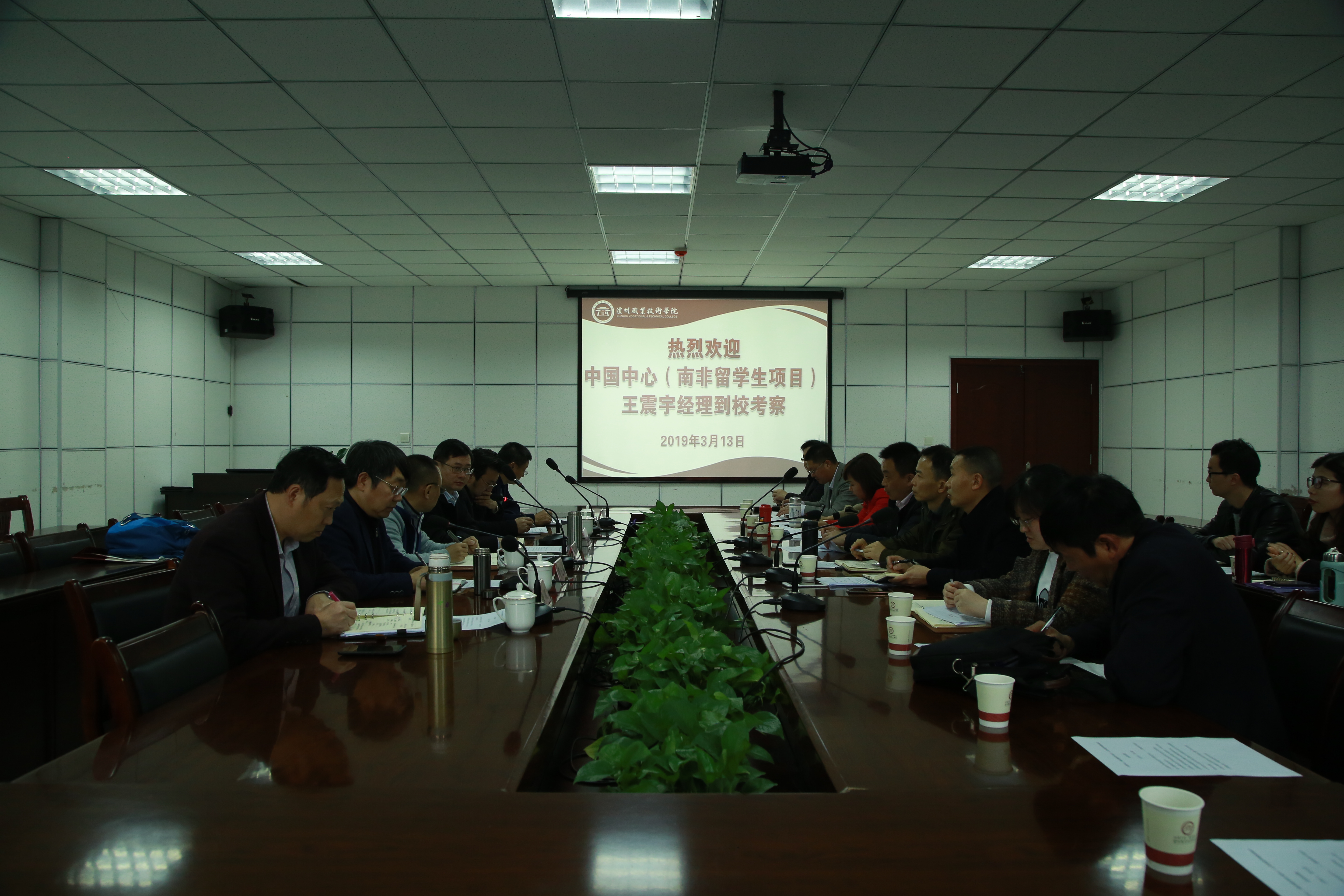 王震宇在徐波和高新区企业服务局副局长王健和社会事业管理局袁开琼